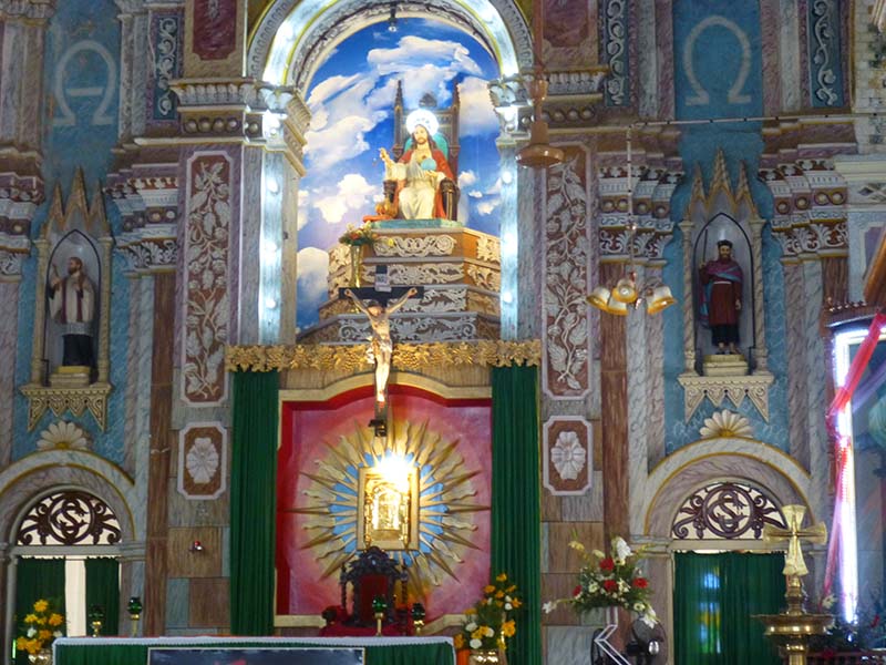 The main alter in the Santa Cruz Basilica