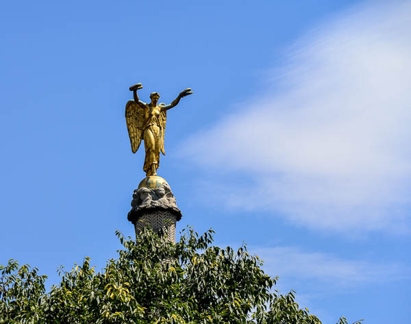 The statue of Victory in the Catelet.