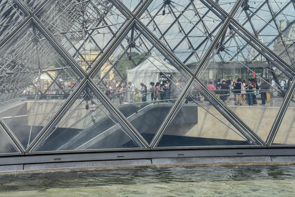 The first queue for the Louvre