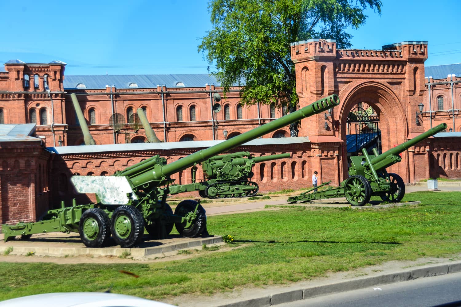 We pass the military museum which reminds us that Saint Petersburg was extensively damaged during the last war.