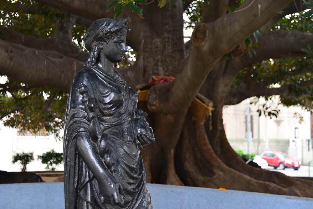 statue in valparaiso chile